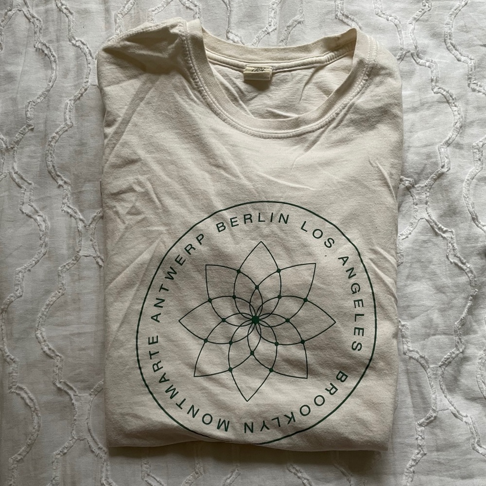 ☑️ Lotus Flower + City Names UO Graphic Tee